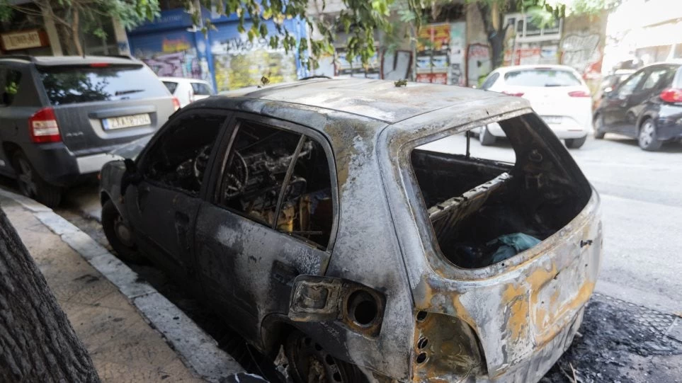 Πετράλωνα: Έκαψαν τέσσερα αυτοκίνητα σε πιλοτή πολυκατοικίας